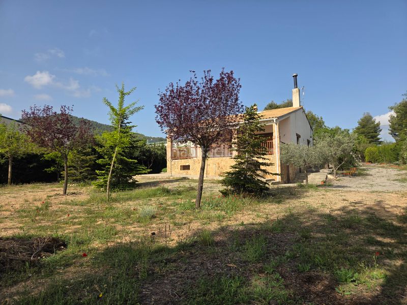 Foto 2c73a929-d1ae-416a-96e4-a76a002b776e. Masia amb xemeneia aparcament a Bullas