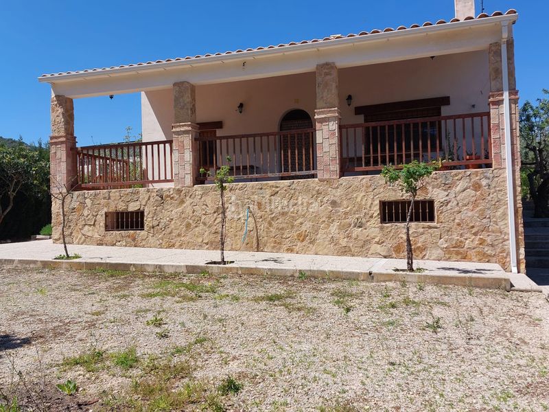 Foto 993ca745-6cf4-47a9-8823-2aa9cdbab495. Masia amb xemeneia aparcament a Bullas