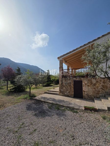 Foto cc209133-b419-4dff-9051-83b8db80bf47. Masia amb xemeneia aparcament a Bullas