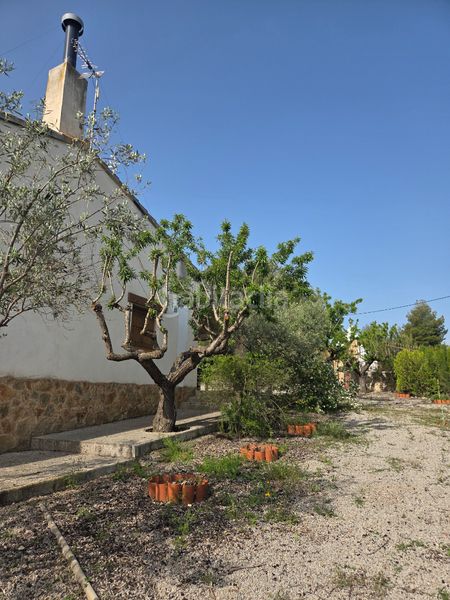 Foto fe15184f-12e2-4df9-82b7-ffaace8672ea. Masia amb xemeneia aparcament a Bullas