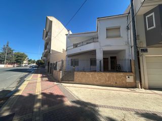 Haus  Avenida luis de los reyes. Casa independiente bullas.