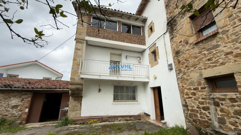 Foto 12cbd5de-200f-4705-a5b6-1e25a86ca92a. Casa adossada amb xemeneia a Guriezo