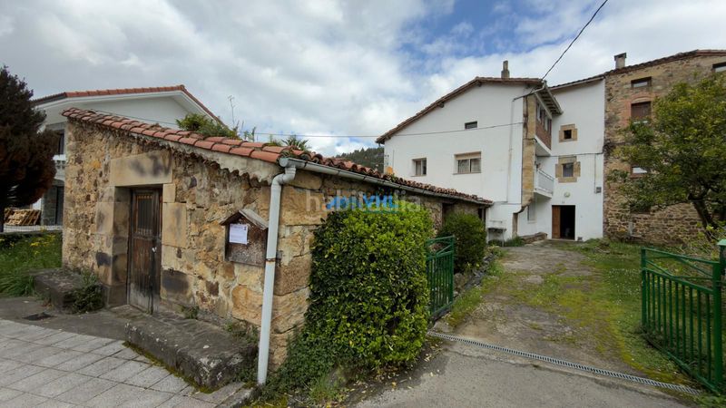 Foto 6b64c686-abb2-4c59-9f8f-41531a4a4b5b. Casa adossada amb xemeneia a Guriezo