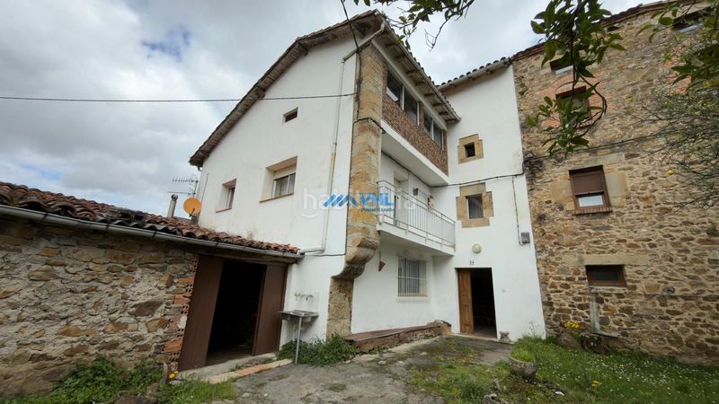 Foto 7f9339d4-5e3b-456a-8066-9da5945526f0. Casa adossada amb xemeneia a Guriezo