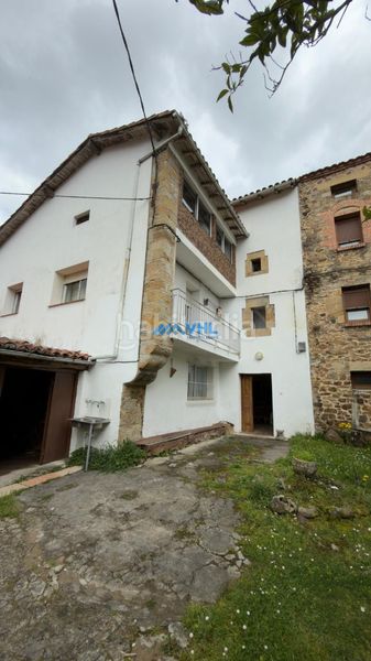 Foto 9aafa73d-ce4b-4e48-ba39-c969c62c2f67. Casa adossada amb xemeneia a Guriezo