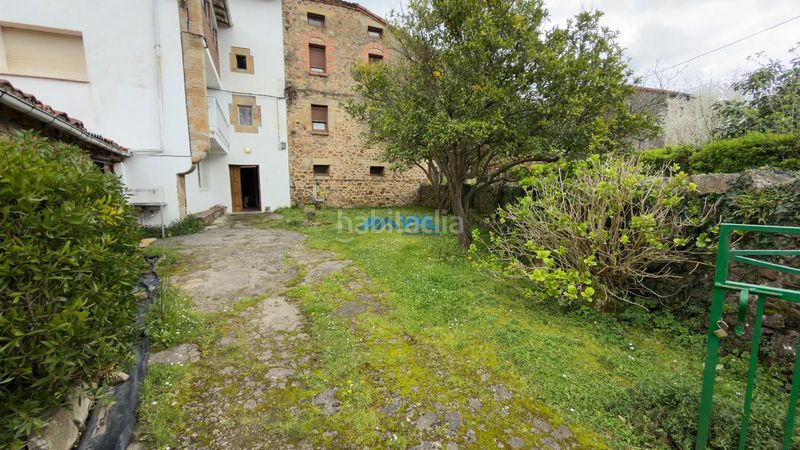 Foto a8089430-2a60-4825-a4a0-c5ca24597ce5. Casa adossada amb xemeneia a Guriezo