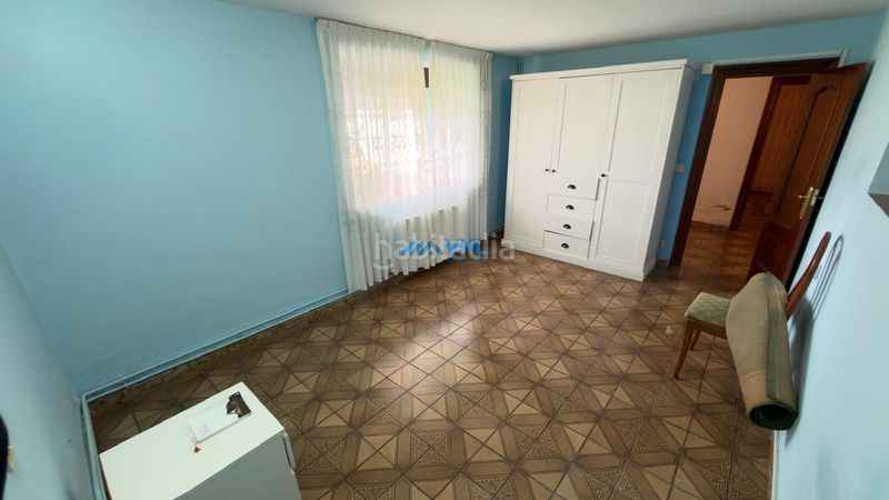 Foto aa8e7fa8-1aa2-46e2-8b88-c002e9689f51. Casa adossada amb xemeneia a Guriezo