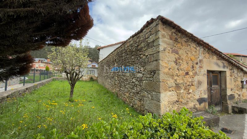 Foto bded28ea-8fcc-4644-8acf-25363471a84d. Casa adossada amb xemeneia a Guriezo