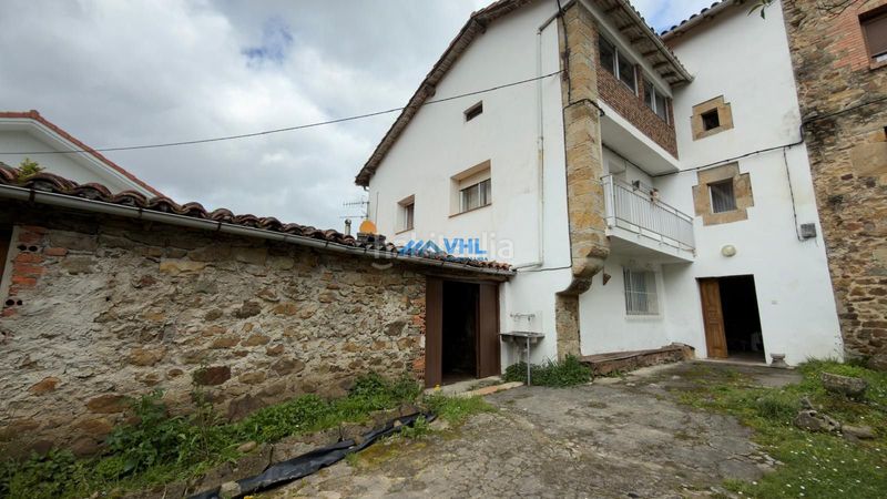 Foto dfd0fce2-1dba-47cd-9c3e-45fb96c947b4. Casa adossada amb xemeneia a Guriezo
