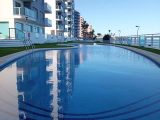 Pis  Calle urb veneziola. Como nuevo: 2 dormitorios, vistas a ambos mares, garaje, piscina