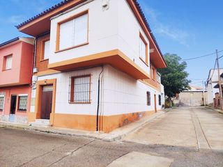 Casa a Carretera alcañiz 4. Casa con jardín y piscina en azaila · acceso por 3 calles · posi