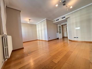 D�plex en Calle del teniente coronel valenzuela 13. �descubre el hogar de tus sue�os en pleno coraz�n de la ciudad!