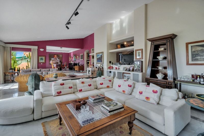 Foto 2f7a4427-80e8-42e8-9c37-68d5f1cf4516. Casa amb aparcament piscina a Nueva Atalaya Estepona