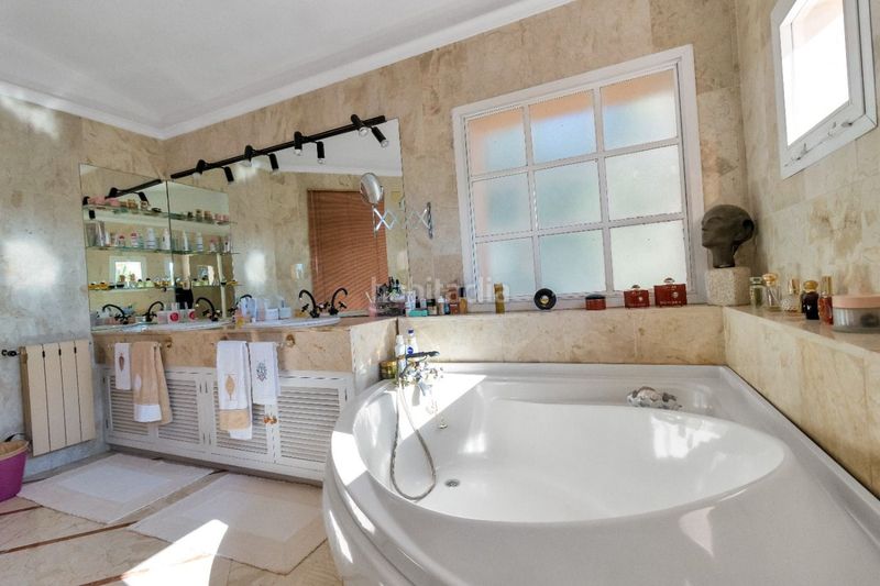 Foto 869a2fee-fc87-4260-b4be-f311a10f88aa. Casa amb aparcament piscina a Nueva Atalaya Estepona