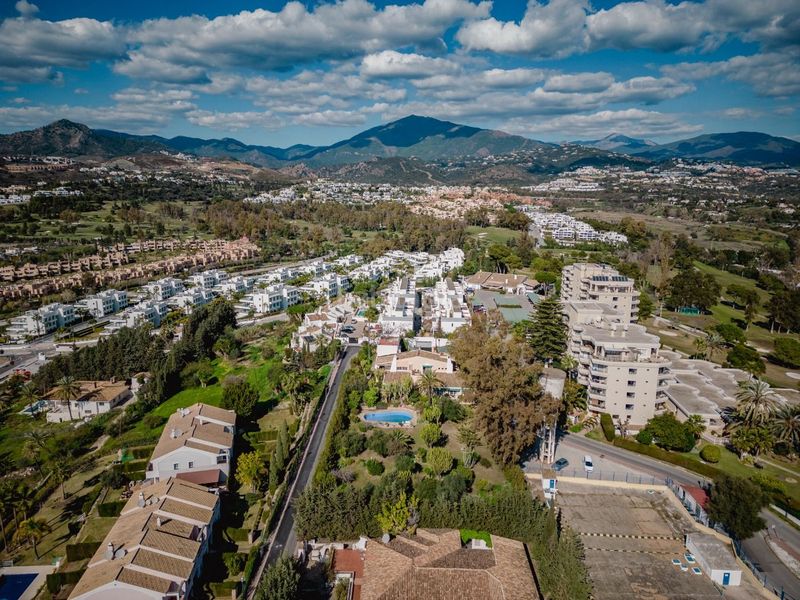 Foto a2ff1634-c105-4043-a65b-7ccbb864fd4c. Casa amb aparcament piscina a Nueva Atalaya Estepona