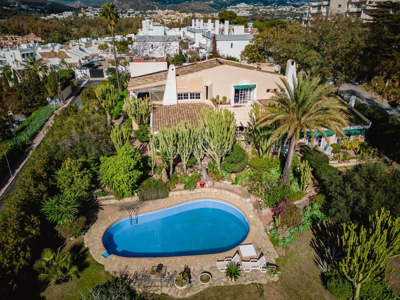 Foto aeb99508-d5e0-47fa-8bd9-623d7529ff83. Casa amb aparcament piscina a Nueva Atalaya Estepona