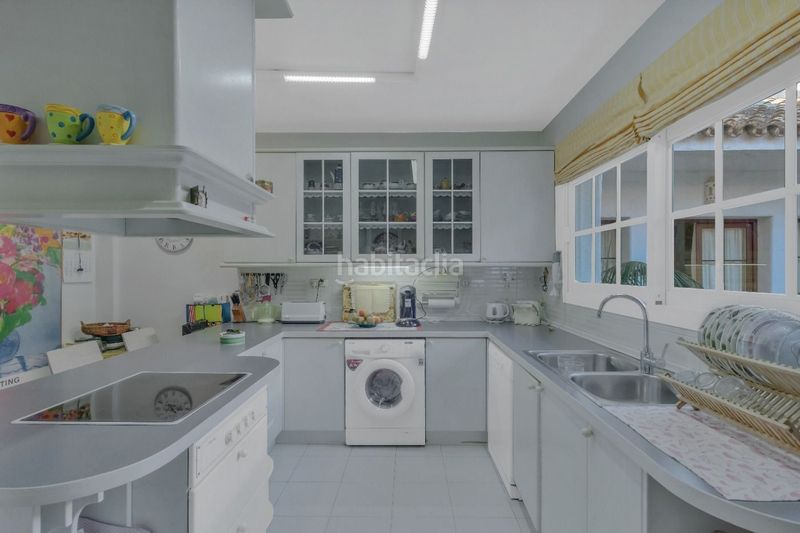 Foto b0d45230-6185-4e17-ad44-5b780d7220e0. Casa amb aparcament piscina a Nueva Atalaya Estepona