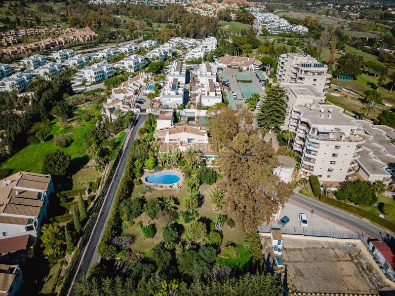 Foto bf8b029a-7b4c-4317-80d6-6330945aa85b. Casa amb aparcament piscina a Nueva Atalaya Estepona