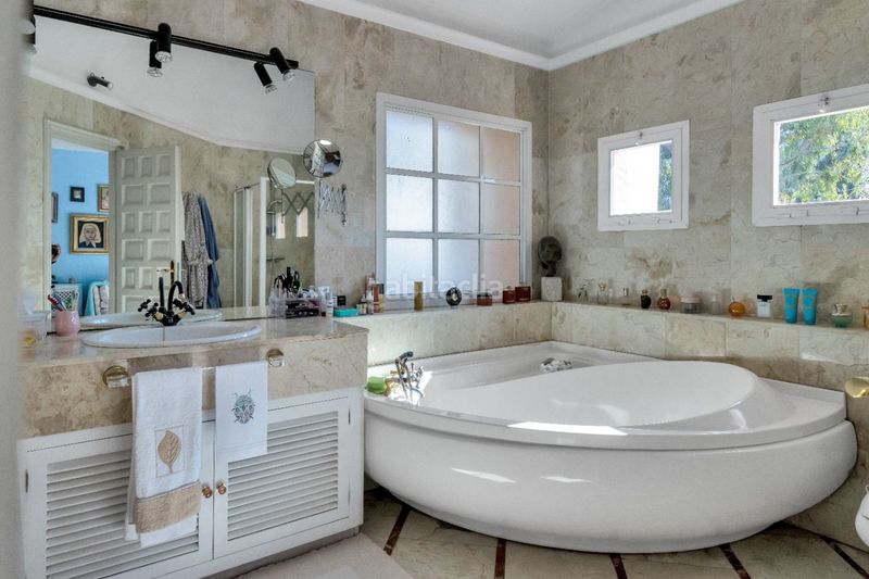 Foto c4dc1b54-c458-4de0-87df-6ccc2a5404c2. Casa amb aparcament piscina a Nueva Atalaya Estepona