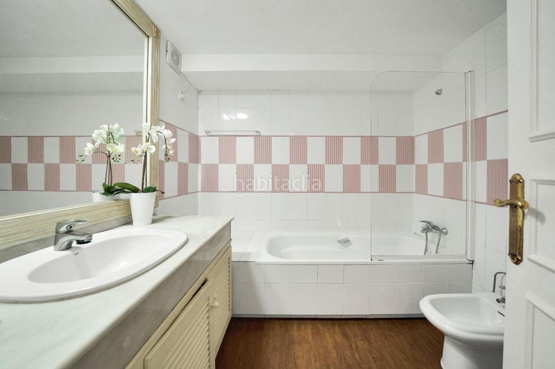 Foto 0d1953a7-9b5d-4bb9-83cd-f534424d5640. Casa amb aparcament piscina a Elviria Marbella