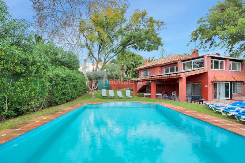 Foto 496a8b2b-aa79-45c7-bd8a-bc0f64bc89b1. Casa amb aparcament piscina a Elviria Marbella