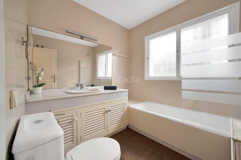 Foto 8edcd230-7e73-43af-ba01-44ff76792896. Casa amb aparcament piscina a Elviria Marbella