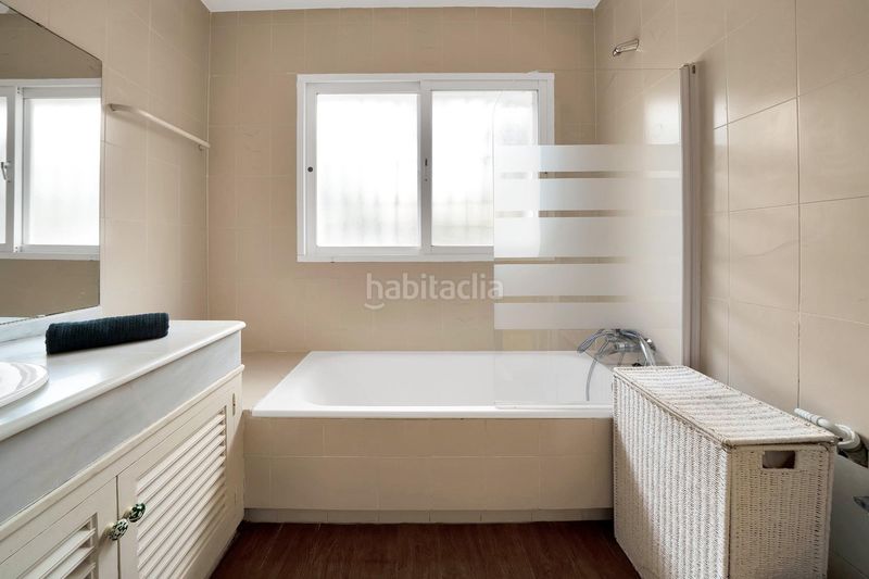 Foto 967ea316-ec8a-4985-b136-a229b9e6538e. Casa amb aparcament piscina a Elviria Marbella