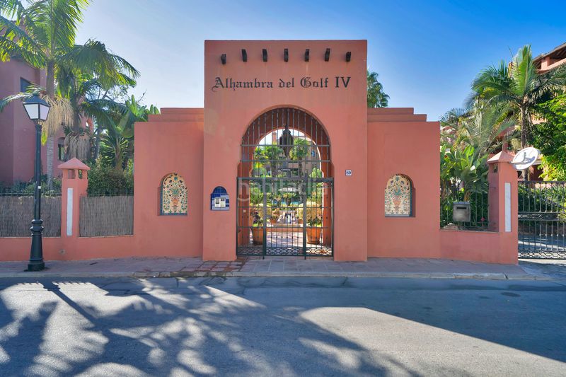 Foto 6c54ec36-aa20-4766-b15b-18a217d1b627. Tríplex amb aparcament piscina a Guadalmina Baja Marbella