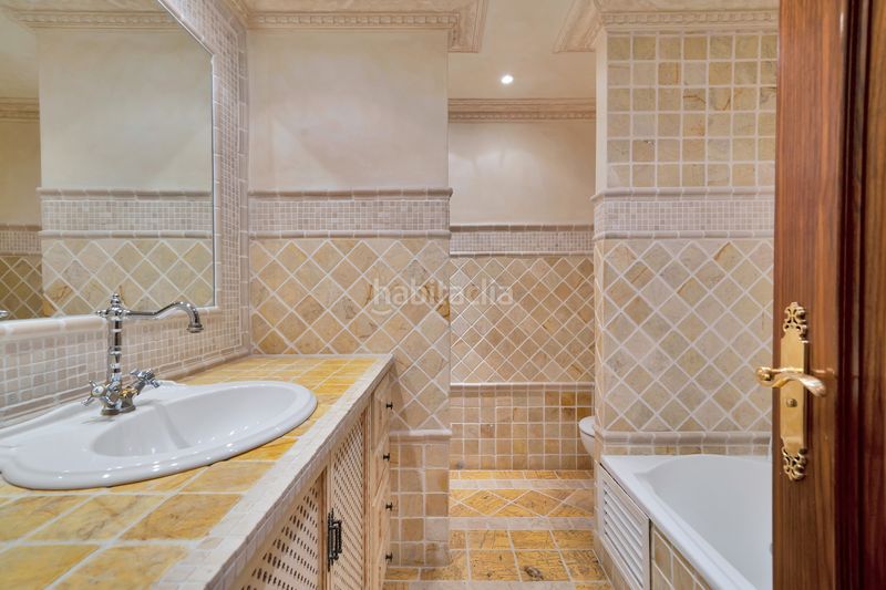 Foto 7f8b442b-b26a-4ede-9fd1-9bd6135a24b5. Tríplex amb aparcament piscina a Guadalmina Baja Marbella