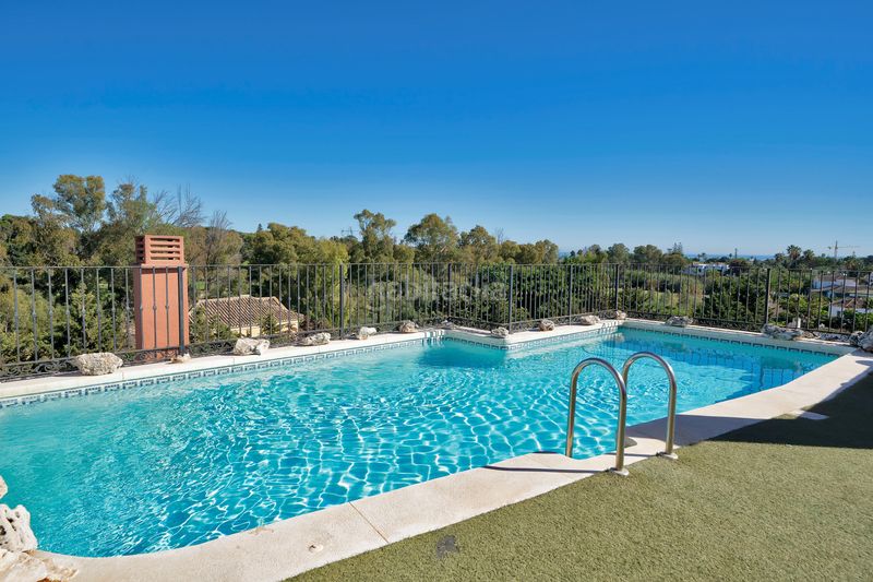 Foto c45a213e-fda4-41c1-9025-e3af322b5e26. Tríplex amb aparcament piscina a Guadalmina Baja Marbella