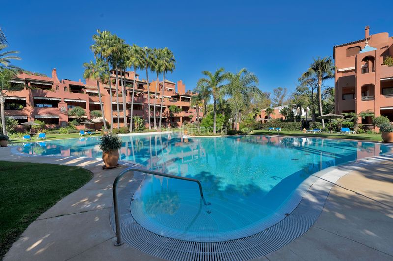 Foto ef7b2eb4-c7e0-46c3-bac0-6f6653cf9877. Tríplex amb aparcament piscina a Guadalmina Baja Marbella