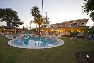 Chalet  Plaza maestranza. Villa emblem�tica en nueva andaluc�a con vistas a puerto ban�s