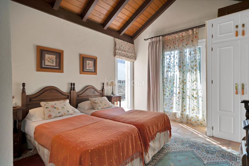 Foto c30d3570-6e24-4a40-a17f-8f9bd0ae3854. Xalet amb aparcament piscina a Las Brisas Marbella