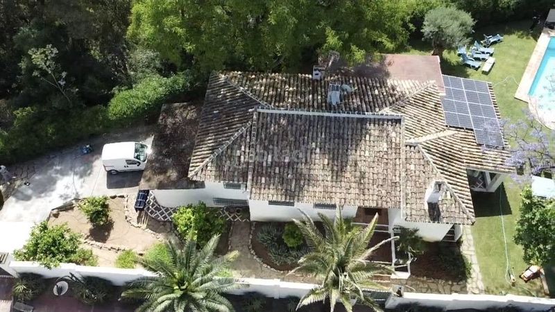 Foto c9d6afc8-833b-41bd-aff8-ad9e2f9dd125. Xalet amb piscina a Elviria Marbella