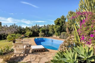 Chalet in Nueva Atalaya. Oportunidad de inversión, dos casas hermanas con gran jardín en