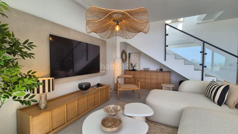 Foto 0bd4c5d4-5cd1-4bab-a546-3d5adcf56b0e. Apartamento ático de diseño con gran solárium y vistas al mar en Montemar, en Torremolinos
