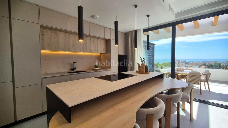 Foto 70e4e8e7-d61a-49cc-bcc0-bf27337fd7d4. Apartamento ático de diseño con gran solárium y vistas al mar en Montemar, en Torremolinos