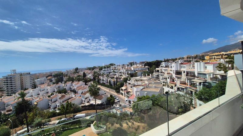 Foto c90eda6f-6a00-44c0-95bf-dd8c6cc8f241. Apartamento ático de diseño con gran solárium y vistas al mar en Montemar, en Torremolinos