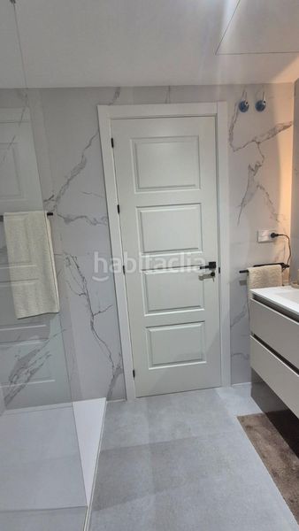 Foto fd0df5fc-825d-4046-8eeb-151292bebb4c. Apartamento ático de diseño con gran solárium y vistas al mar en Montemar, en Torremolinos
