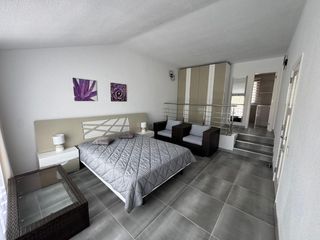 Rent Flat  Desconocido. San eugenio  3bd  3ba  2.800