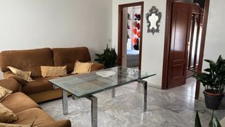 Casa a schiera  Calle parras 22. Amplia vivienda en primera planta compuesta por tres dormitorios