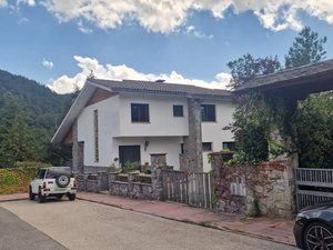 Chalet à Carrer del vallespir 12. Gran casa con vistas al pirineo