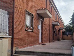 Chalet in Carrer de mossèn lluís daví 60. Vende casa adosada en el centro de moia.