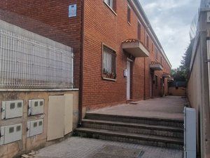 Chalet in Carrer de mossèn lluís daví 60. Vende casa adosada en el centro de moia.