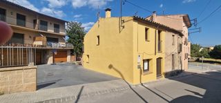 Semi detached house  Carrer de richard wagner. Casa de pueblo en el centro de moia