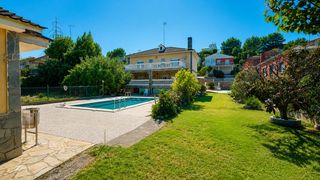 Chalet  De l'hospitalet. Casa a vacarisses amb piscina, garatge i parcella de 1.281m