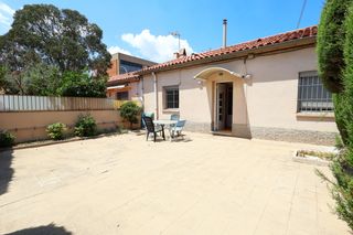 Chalet  De castellar. Gran oportunidad! casa exterior con garaje y dos patios