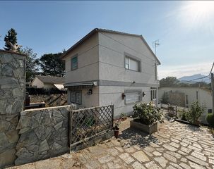 Xalet  De les oliveres. Casa a quatre vents amb jardí, llum i natura  vacarisses