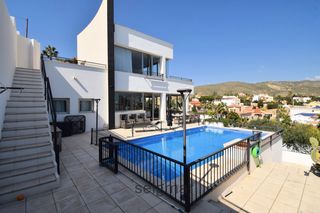 Chalet in Pueblo Acantilado-Lanuza. Villa independiente con piscina y vistas al mediterráneo