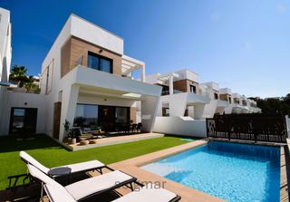 Doppelhaus in Carrer d'equador 8. Prteciosa villa con piscina y vistas al mediterráneo